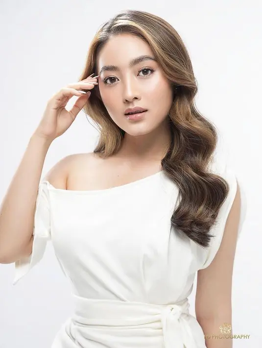 Untuk gaya makeup natural, pilihlah warna-warna netral untuk eyeshadow, blush on, dan lipstik. Alih-alih matte, pilih complexion dengan hasil akhir dewy. Kemudian sikat alis dan tonjolkan sedikit wajah dengan menggunakan contour dan highlighter seperti makeup Natasha satu ini. (Instagram/natashawilona12).