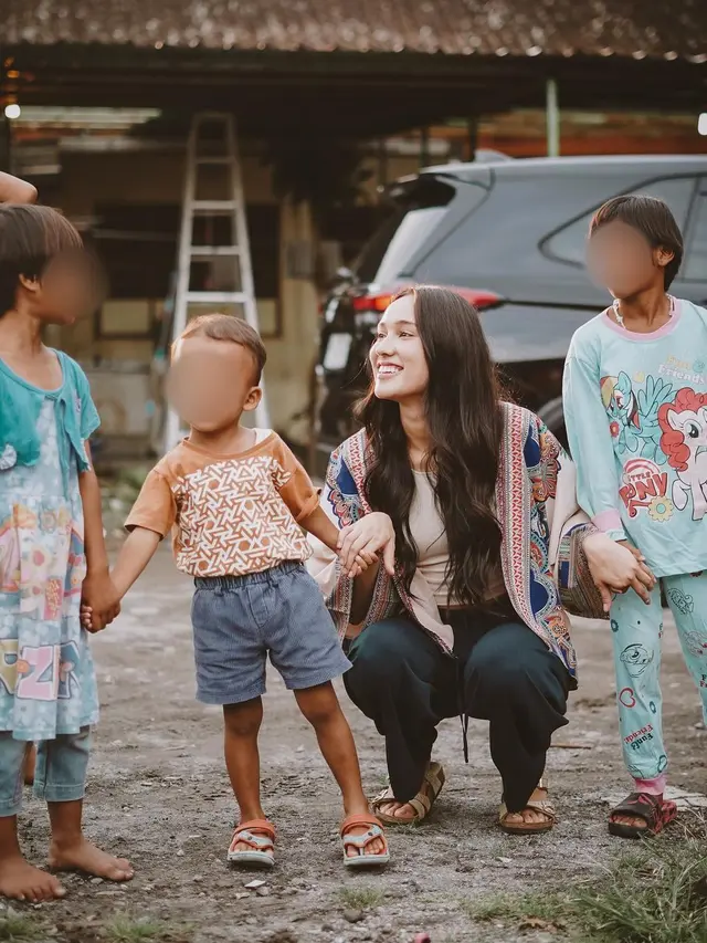 8 Potret Yasmin Napper Kunjungi Rumah Singgah ADHA, Berbagi Kebaikan