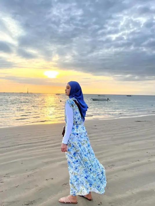 Meski di pantai, Inara pun tetap terlihat tertutup dengan busana yang dikenakan. Ia pun tampil serba biru.  [@mommy_starla]
