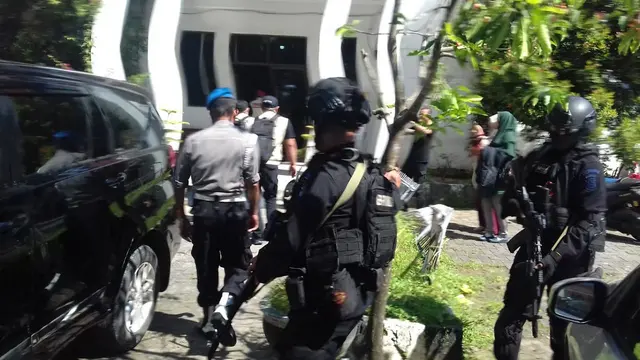 Polda Sulsel menggeledah kantor Bupati Gowa, Sulsel (Liputan6.com/ Eka Hakim)
