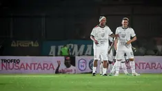 Bersama Rans Nusantara FC, mantan pemain Barcelona, Ronaldinho (kiri) melakukan duet dengan Cristian Gonzales dalam pertandingan pertama Trofeo Ronaldinho melawan Persik Kediri. (Bola.com/Iwan Setiawan)
