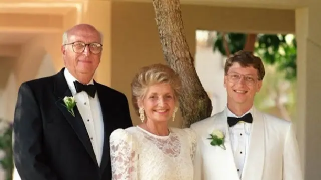 Bill Gates dengan ayah dan ibunya (starschanges.com)