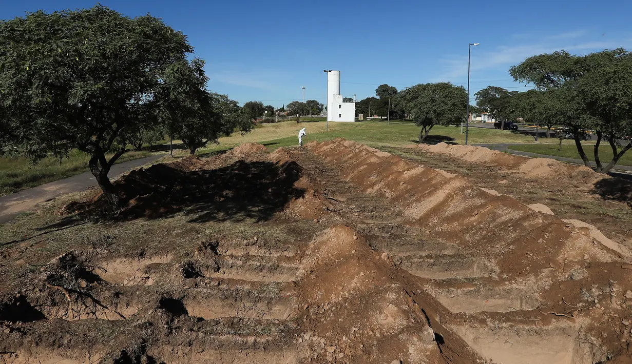 Seorang pekerja menggali tanah kuburan di pemakaman San Vicente di Cordoba, Argentina, 14 April 2020. Pemerintah kota di provinsi Argentina tengah, Cordoba telah menggali sekitar 250 kuburan untuk mengantisipasi peningkatan korban jiwa dari pandemi Covid-19. (AP/Nicolas Aguilera)