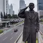 Foto udara memperlihatkan patung pahlawan nasional Jenderal Sudirman di tengah jalan yang biasanya ramai di Jakarta pada 1 Mei 2022, setelah orang-orang kembali ke kampung halaman untuk merayakan Idul Fitri yang menandai berakhirnya bulan suci Ramadhan. (AFP/Bay Ismoyo)