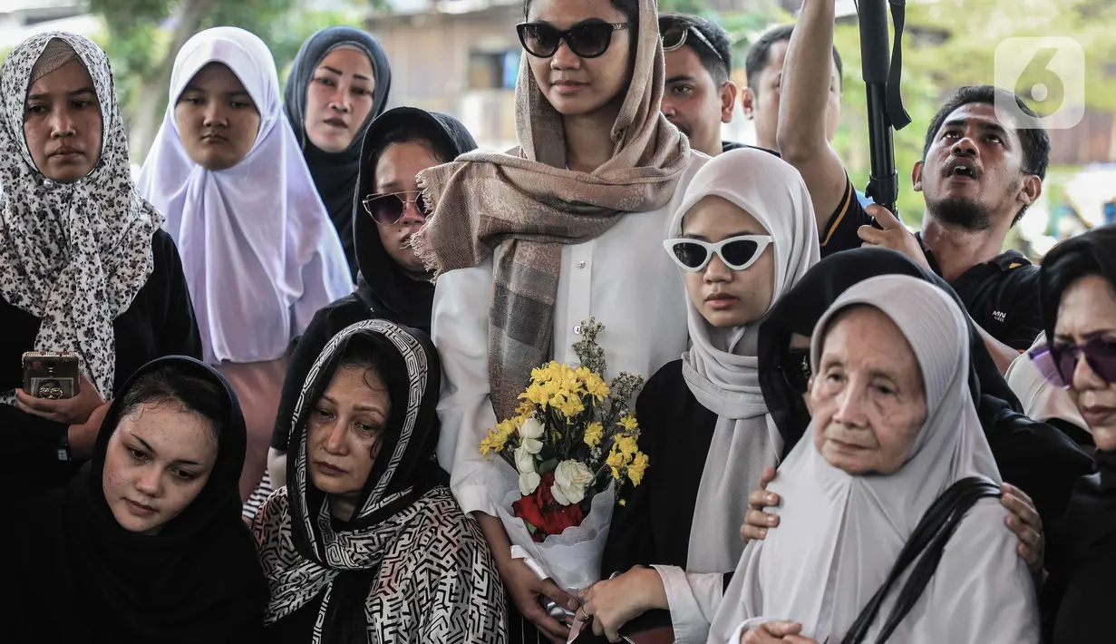 Kesedihan keluarga saat pemakaman mantan artis cilik Cecep Reza di TPU Layur Penggilingan, Jakarta, Rabu (20/11/2019). Cecep Reza meninggal pada usia 31 tahun karena penyakit jantung. (Liputan6.com/Faizal Fanani)