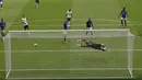 Kiper Leicester City Kasper Schmeichel gagal memblok tendangan pemain Tottenham Hotspur Harry Kane pada pertandingan Premier League di Stadion Tottenham Hotspur, London, Minggu (19/7/2020). Tottenham Hotspur mencukur Leicester City 3-0. (Richard Heathcote/Pool Photo via AP)