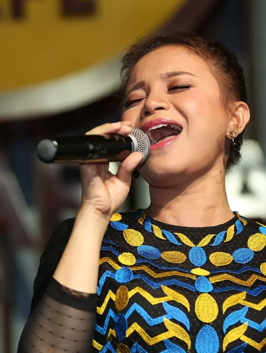 Penyanyi asal Sumedang itu juga optimis, lagunya bisa menambah kebaperan film London Love Story 2. Ia sengaja mengambil point of view lagu itu dari kacamata Gilang yang diperankan Rizky Nazar. (Savana Alaydrus/Bintang.com)