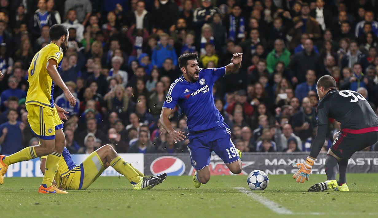 Stiker Chelsea, Diego Costa dilanggar pemain Maccabi Tel-Aviv pada laga grup Liga Champions, di Stamford Bridge, London, Kamis (17/9/2015) dini hari WIB. (Reuters/Stefan Wermuth)