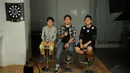 Personil CJR menyanyikan salah satu soundtrack film mereka saat berkunjung di markas Liputan6.com di Jakarta, Senin (22/12/2014). CJR melakukan promo film kedua dengan judul Lawan Rasa Takutmu. (Liputan6.com/Helmi Fithriansyah) 