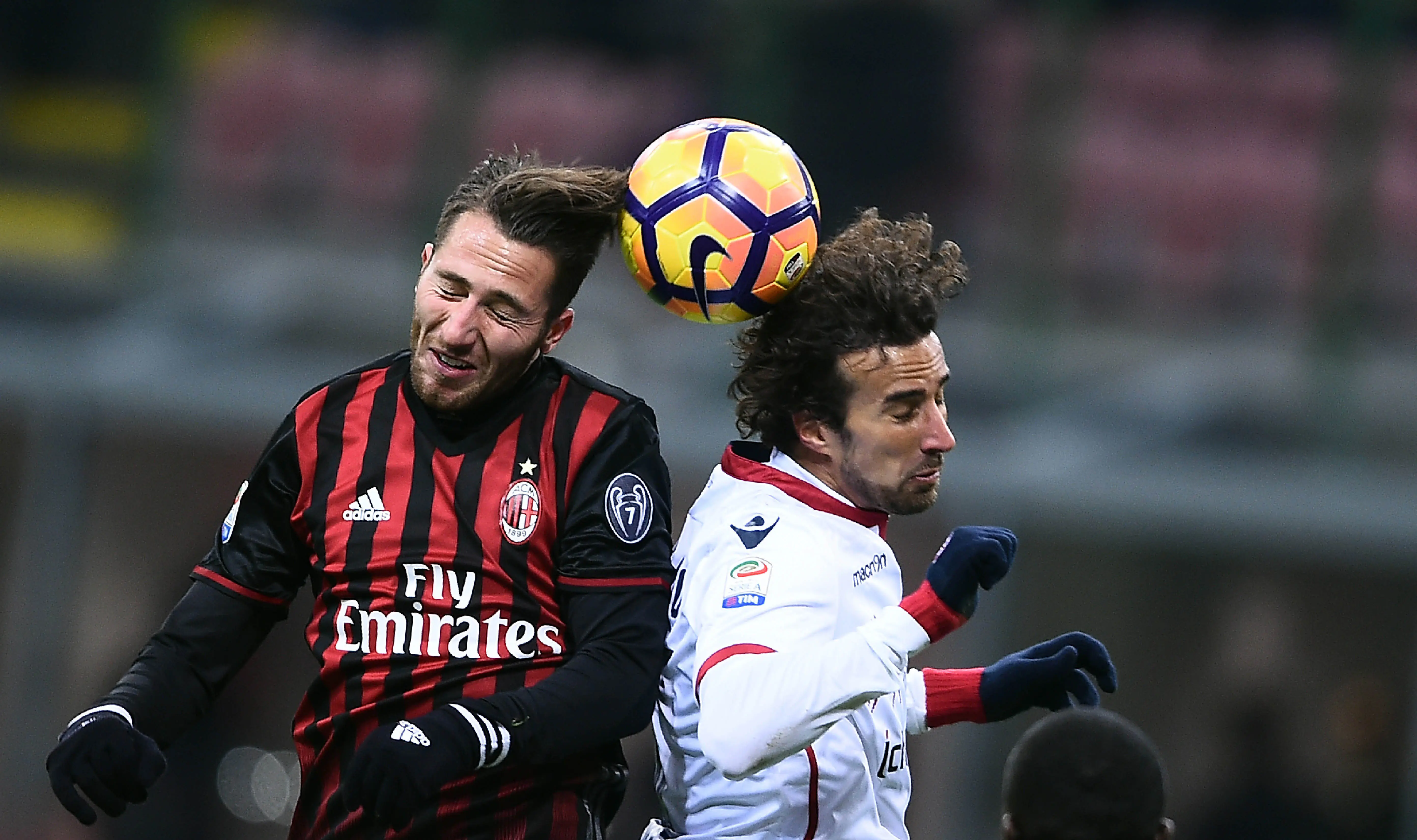 Duel pemain AC Milan, Andrea Bertolacci (kiri) dengan pemain Cagliari, Davide Di Gennaro pada lanjutan Serie A di San Siro stadium, Milan (8/1/2017) (AFP/Filippo Monteforte)