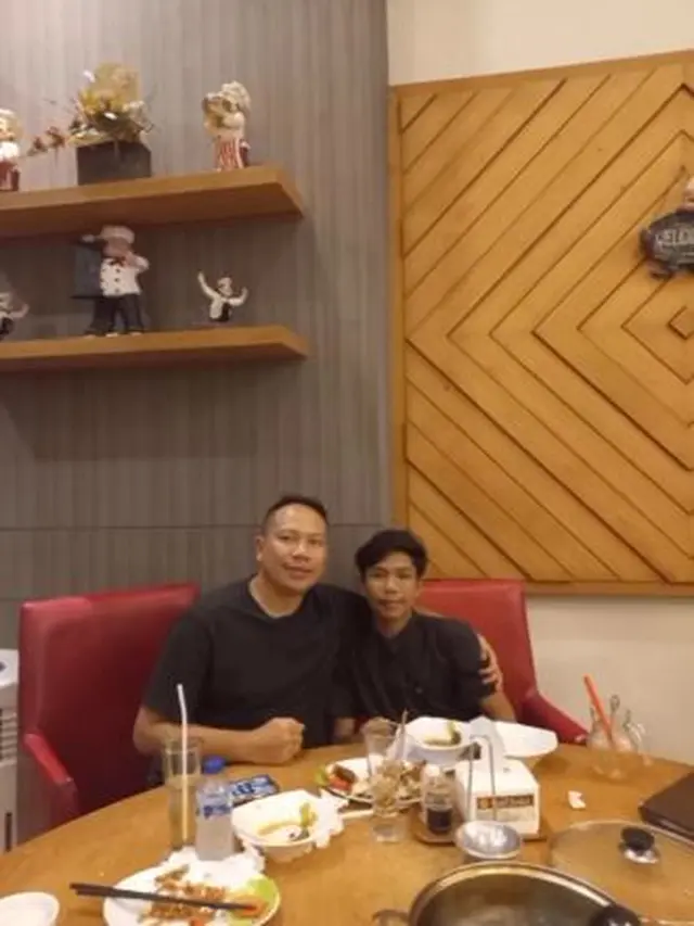 6 Potret Pertemuan Vicky Prasetyo dengan Putranya yang Sudah 16 Tahun Tak Bertemu