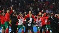 Pelatih Maroko Walid Regragui dan para pemainnya menyapa para penggemar setelah pertandingan persahabatan&nbsp;melawan Brasil di Stadion Grand Stade de Tanger, Minggu, 26 Maret 2023. (Fadel Senna / AFP)