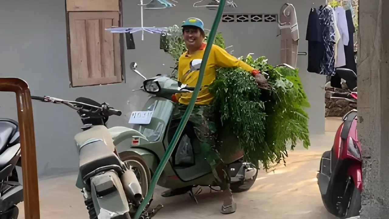 Utamakan Fungsi, Pria Ini Gunakan Vespa untuk Angkut Makanan Ternak
