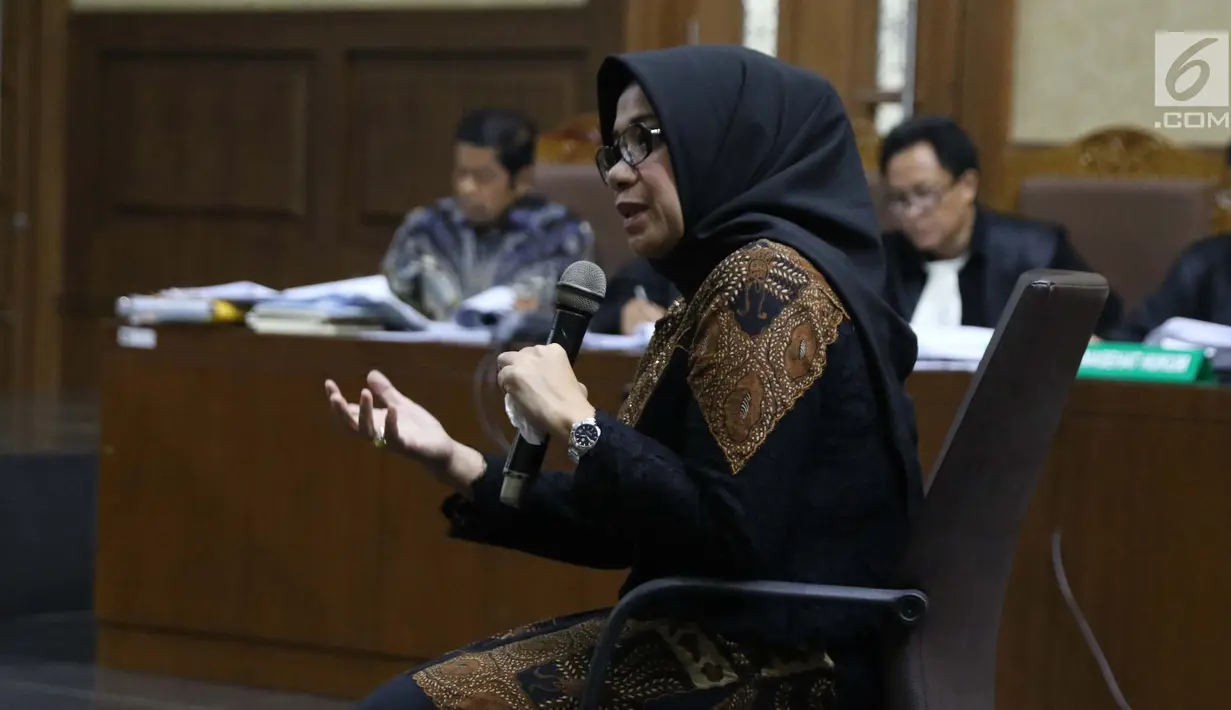 Eni Maulani Saragih saat menjadi saksi sidang lanjutan dugaan suap kesepakatan kontrak kerja sama pembangunan PLTU Riau-1 dengan terdakwa Idrus Marham di Pengadilan Tipikor, Jakarta, Selasa (29/1). (Liputan6.com/Helmi Fithriansyah)