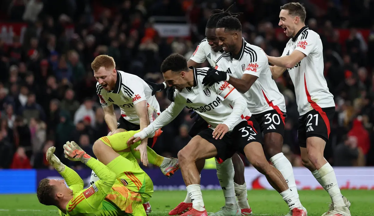 Fulham mengandaskan Manchester United lewat babak adu penalti dengan skor 4-3. Penjaga gawang Fulham, Bernd Leno berhasil membendung sepakan pemain Manchester United, Victor Lindeloef dan Joshua Zirkzee. Fulham pun melaju ke perempat final Piala FA 2024-2025. (Darren Staples/AFP)