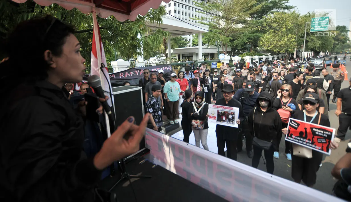 Massa Presidium Rakyat Menggugat saat menggelar aksi Save Meiliana di depan Gedung Mahkamah Agung (MA), Jakarta, Rabu (12/9). Massa meminta MA untuk membebaskan Meiliana dari tuntutan. (Merdeka.com/Iqbal Nugroho)