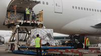 Indonesia menerima donasi 3.566.400 dosis vaksin AstraZeneca di Bandara Soekarno-Hatta, Tangerang yang tiba dalam tahap 188 dan 189. (Dok Taofiq Rauf/InfoPublik/Kominfo Newsroom)