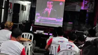 Mereka melihat debat tersebut melalui layar lebar yang sudah dipersiapkan. Jakarta, Minggu (15/6/14) (Liputan6.com/Faizal Fanani)