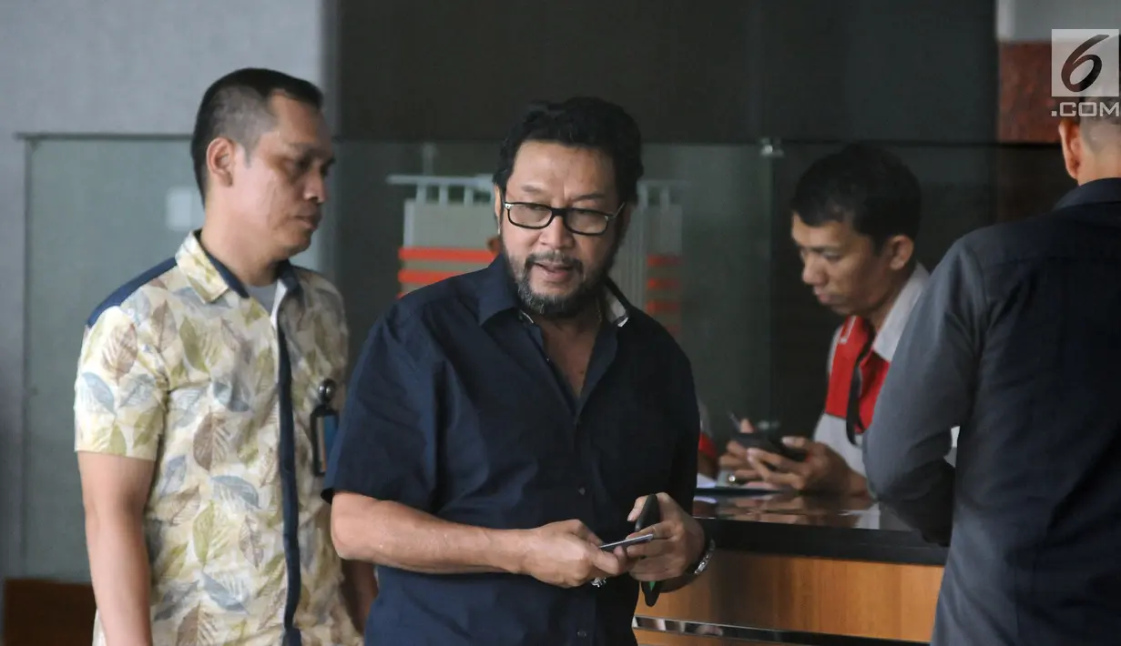 Politisi Partai Golkar Yorrys Raweyai berjalan keluar gedung KPK usai diperiksa, Jakarta, Selasa (31/10). Yorrys diperiksa sebagai saksi untuk tersangka Markus Nari dalam kasus dugaan merintangi proses penyidikan. (Liputan6.com/Helmi Fithriansyah)