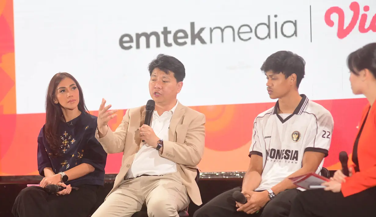 (Dari kiri)  Deputi 3 CDM Tim Indonesia Asian Games Aichi Nagoya 2026 Anggy Pasaribu, Head of Sports Emtek Media dan CEO Nex Hendy Lim dan Atlet Timnas Putra Bola Voli Boy Arnez saat konferensi pers hak siar dan penayangan Asian Games 2026 di Studio Lantai 8 SCTV Tower, Senayan City, Jakarta, Jumat, 4 September 2026. (KLY/ Arie Basuki)