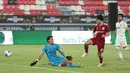 Victor Dethan (17) mengecoh kiper Arema FC, Syahrul Trisna Fadillah, sebelum mencetak gol ketiga Persija Jakarta pada laga perebutan peringkat ketiga Piala Presiden 2026 di Stadion Kapten I Wayan Dipta, Gianyar, Bali, Kamis (6/8/2026). Gol pada menit-menit akhir tersebut memastikan kemenangan Macan Kemayoran dengan skor 3-1 sekaligus mengunci posisi ketiga turnamen. (KapanLagi.com/Budy Santoso)