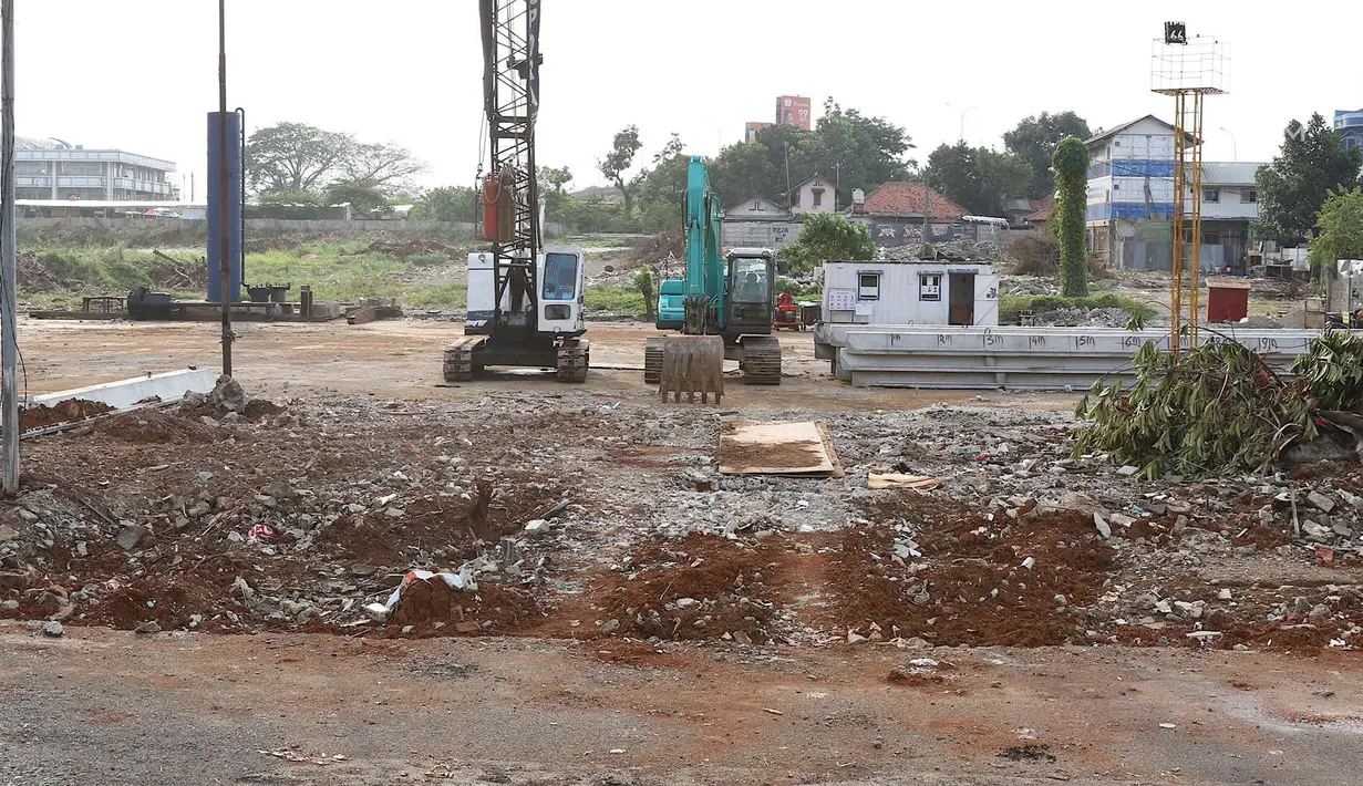 Alat berat terlihat di Terminal Terpadu Depok atau Metro Stater di lahan terminal di Jalan Margonda Raya, Depok, Jawa Barat, Kamis (6/9). (Liputan6.com/Immanuel Antonius)