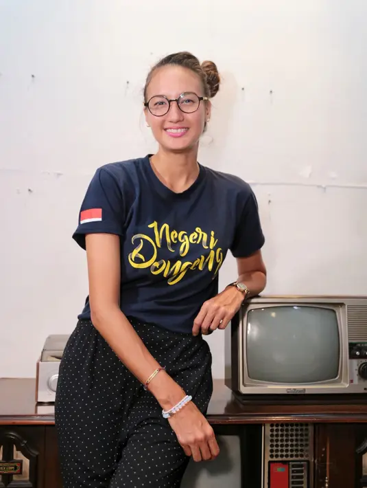 "Aku juga pemula, biasa main di laut tiba-tiba harus ke gunung. Dua bulan sebelum berangkat kita ke gunung Prau dua kali, ngelatih mental, fisik sama taktikal tali temali, wall climbing, dan lain-lain," kata Nadine Chandrawinata.(Adrian Putra/Bintang.com)