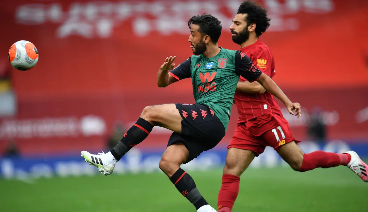 Bek Aston Villa Neil Taylor (tengah) berebut bola dengan gelandang Liverpool Mohamed Salah (kanan) dalam lanjutan Premier League 2019-2020, Minggu (5/7/2020). Liverpool berhasil meraih kemenangan atas Aston Villa dengan skor 2-0. (Paul ELLIS / POOL / AFP)