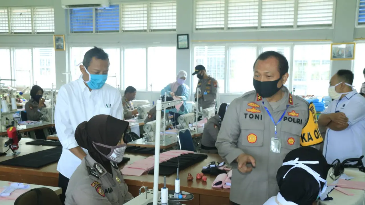 Kapolda Sumbar, Irjen Pol Toni Harmanto melihat polwan yang sedang belajar menjahit maske di BLK Padang.