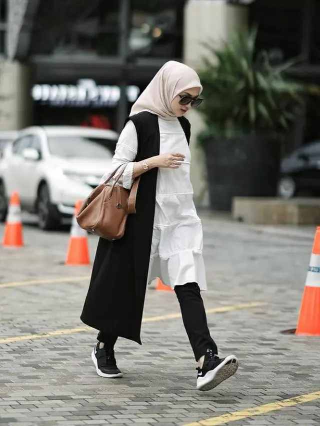6 Inspirasi Hijab Outfit ala Indah Nada Puspita