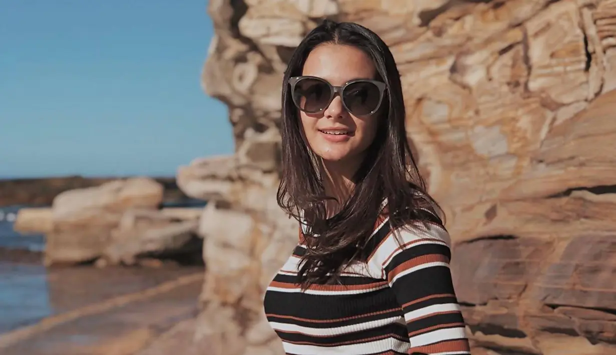 Nama Amanda Rawless memang makin populer usai bermain film Dear Nathan. Film ini pun memiliki sequel dengan judul yang hampir sama dan sempat masuk dalam nominasi Festival Film Bandung 2019. Di tengah popularitasnya, Amanda Rawles saat ini tengah tinggal di Australia. (Liputan6.com/IG/@amandarawles)