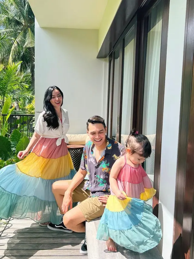 Potret Kompak Asmirandah dan Chloe Bergaya ala Cewek Kue dengan Dress Colorful