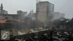 Petugas burusaha memadamkan api saat kebakaran di Jalan Kramat Pulo Dalam RT 03 RW 08, Senen, Jakarta, Selasa (3/11/2015). Sekitar 10 rumah hangus akibat kebakaran yang terjadi. (Liputan6.com/Gempur M Surya)