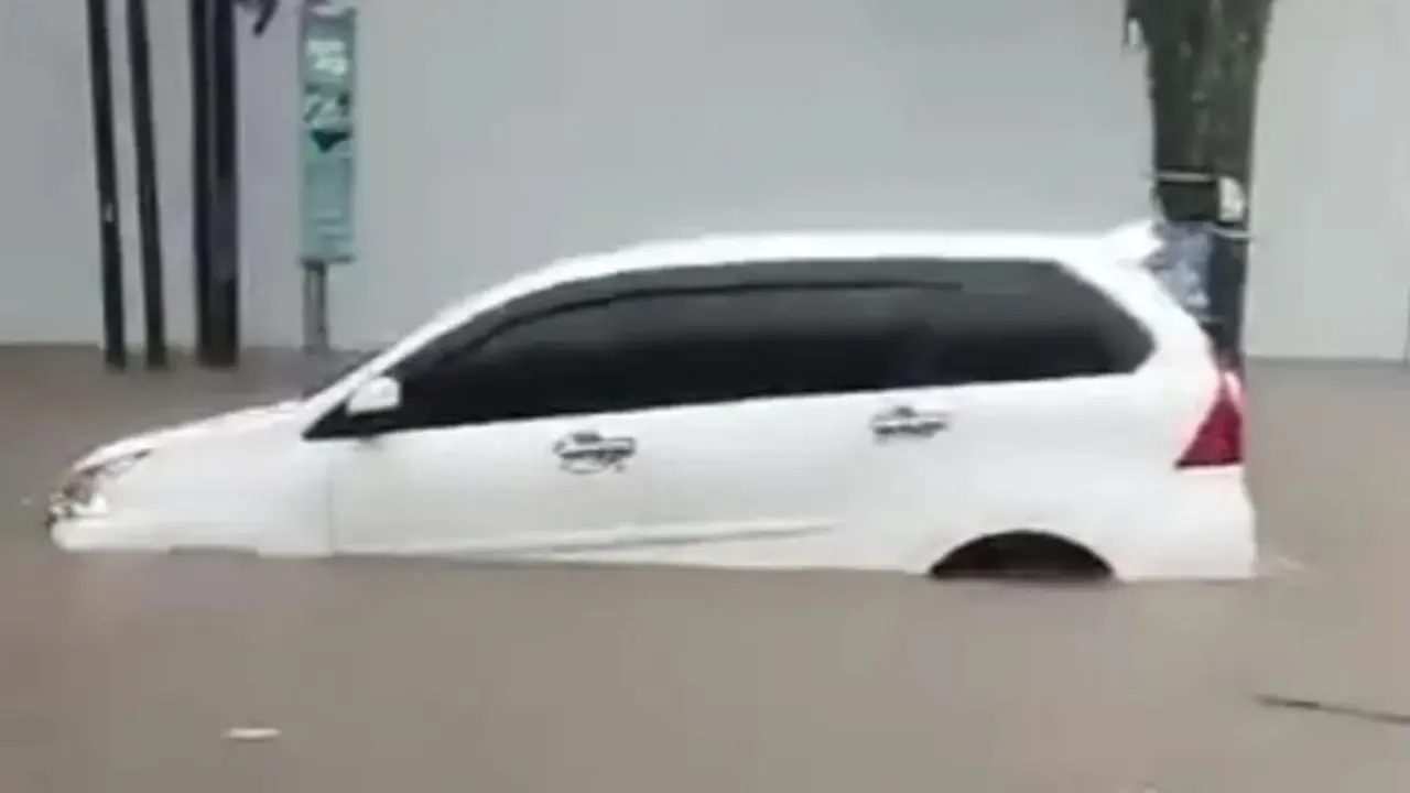 Bajir di Jember hanyutkan sebuah mobil dan rendam ratusan rumah warga (Istimewa)