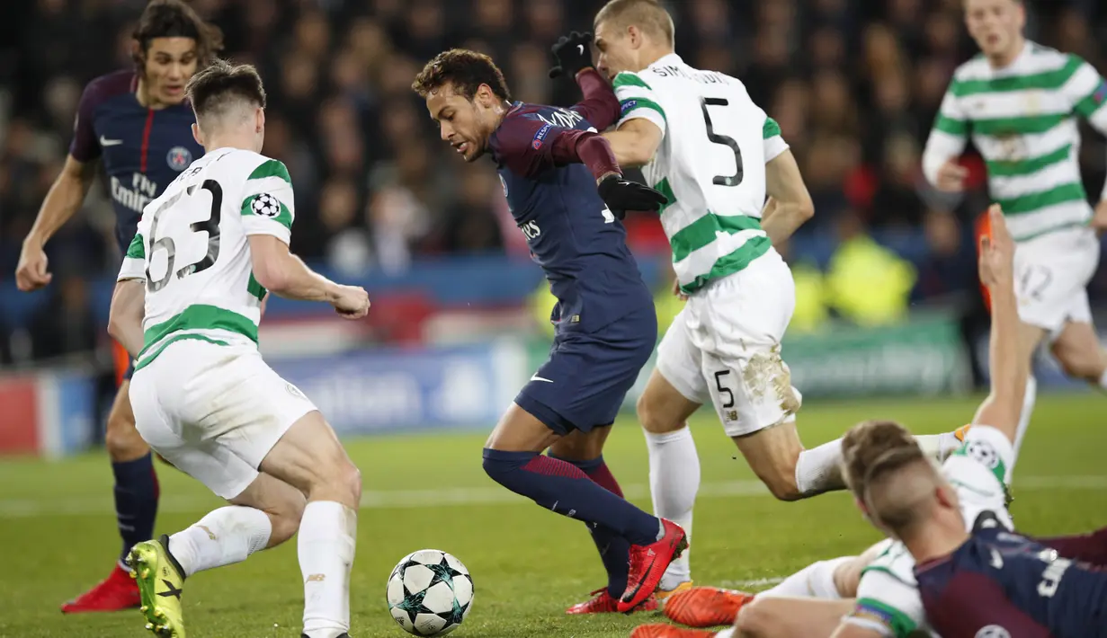 Pemain PSG, Neymar menerobos pertahanan Celtic pada laga grup B Liga Champions di Parc des Princes stadium, Paris, (22/11/2017). PSG menang telak 7-0. (AP/Christophe Ena)
