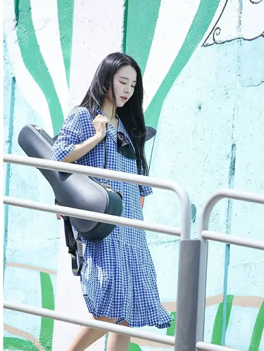 Tampil menawan dengan busana casual, simple dress bermotif kotak dengan detail pada bagian pita di kerah pada busana Hye Sun ini juga bisa dijadikan insprirasi. Dalam penampilannya, Hye Sun bahkan memilih menggunakan sepatu sneakers agar lebih nyaman. (Liputan6.com/IG/@shinhs831)