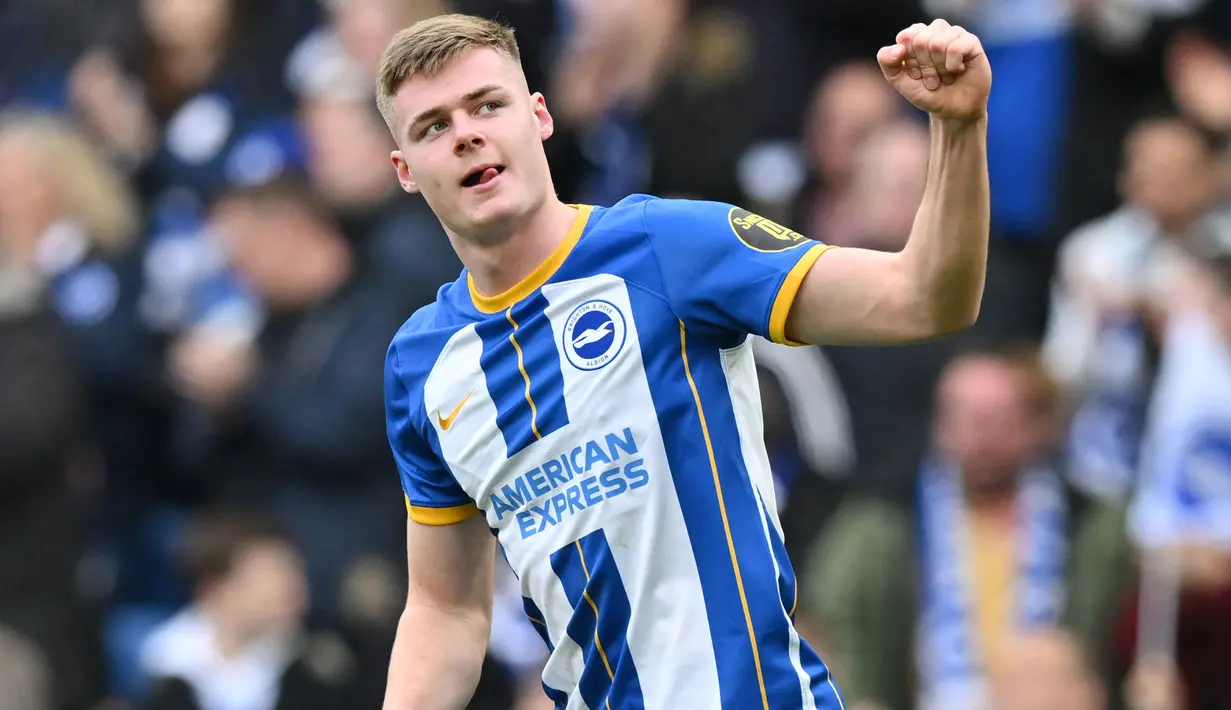 Manchester United memang sudah mendatangkan seorang striker baru pada musim 2023/2024, Rasmus Hojlund. Dari 4 laga awal Premier League musim ini, ia baru dimainkan satu kali di laga terakhir kontra Arsenal. Dengan performa yang menjanjikan, MU berencana mencari tandem bagi pemain asal Denmark tersebut untuk didatangkan musim depan atau paling cepat pada paruh musim 2023/2024. Nama pun sudah dikantongi, yaitu Evan Ferguson, striker milik Brighton and Hove Albion yang tampil tajam di awal musim ini. Seperti apa sosoknya? Simak uraiannya berikut ini. (AFP/Glyn Kirk)