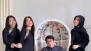 Kedua putri Parto mencuri perhatian kenakan gamis flare hitam bermotif emas yang elegan. Sementara sang istri, terlihat cantik dengan gamis hitam dan hijab polos [@dienz_36]