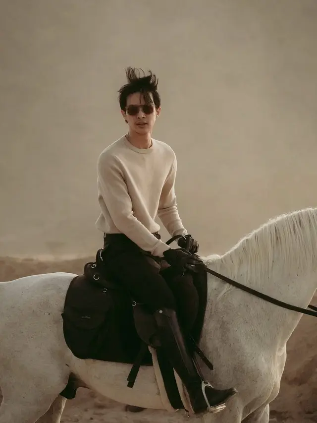 Gaya Pasutri Kece Rey Mbayang & Dinda Hauw saat Riding Date di Tengah Ibadah Umrah