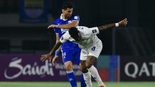 Bek Persib Bandung, Julio Cesar berduel dengan striker Lion City Sailors, Anderson Lopes dalam laga perdana Grup G AFC Champions League 2 2025/2026 di Gelora Bandung Lautan Api, Kamis (18/9/2025). (Dok. Persib)