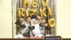 Lesti Kejora dan Rizki DA pernah berpacaran 5 tahun. Namun hubungan keduanya harus kandas lantaran Rizki DA putuskan untuk menikah dengan Nadya Mustika Rahayu lewat proses taaruf. Meski ditinggal nikah oleh sang mantan, Lesti Kejora tetap hadiri pernikahan Rizki DA pada saat itu bersama keluarga hingga banjir pujian warganet. (Liputan6.com/IG/@da2_rizki123)
