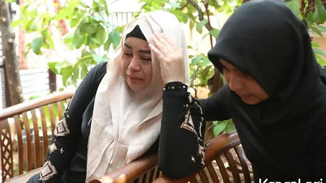 7 Momen Anisa Bahar saat Bertemu Jenazah Sang Bunda, Penuh Isak Tangis