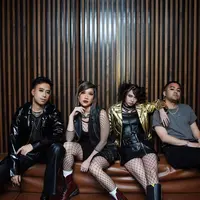 Vidi Aldiano, Yuki Kato, Bunga Citra Lestari, dan Ranggaz Laksmana merayakan pesta ulang tahun bersamaan bertema 'Emo Night'. Geng zodiak Aries tersebut tampil total dengan outfit dan riasan hitam. (Foto: Instagram @vidialdiano)