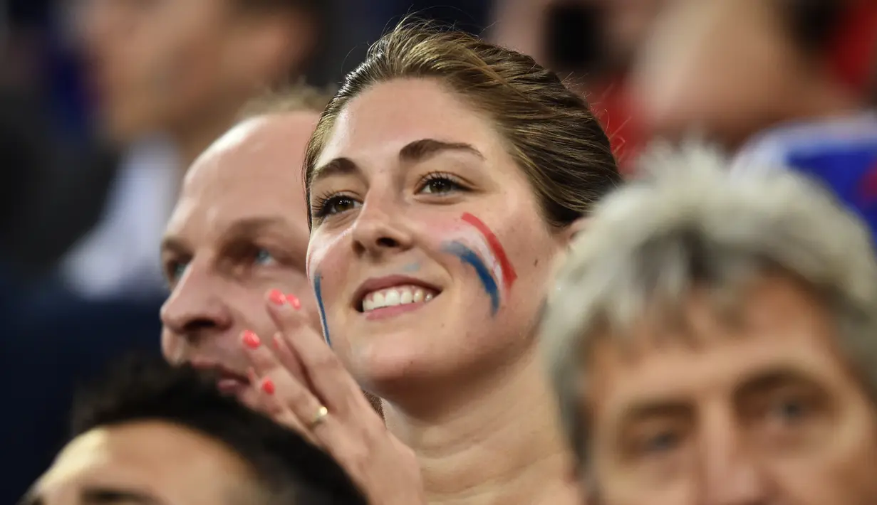 Senyum manis Suporter wanita Timnas Prancis sebelum menyaksikan pertandingan melawan Albania di Grup A Euro 2016 di Stade Velodrome, Marseille, Prancis (15/6). (AFP PHOTO/BERTRAND Langlois)