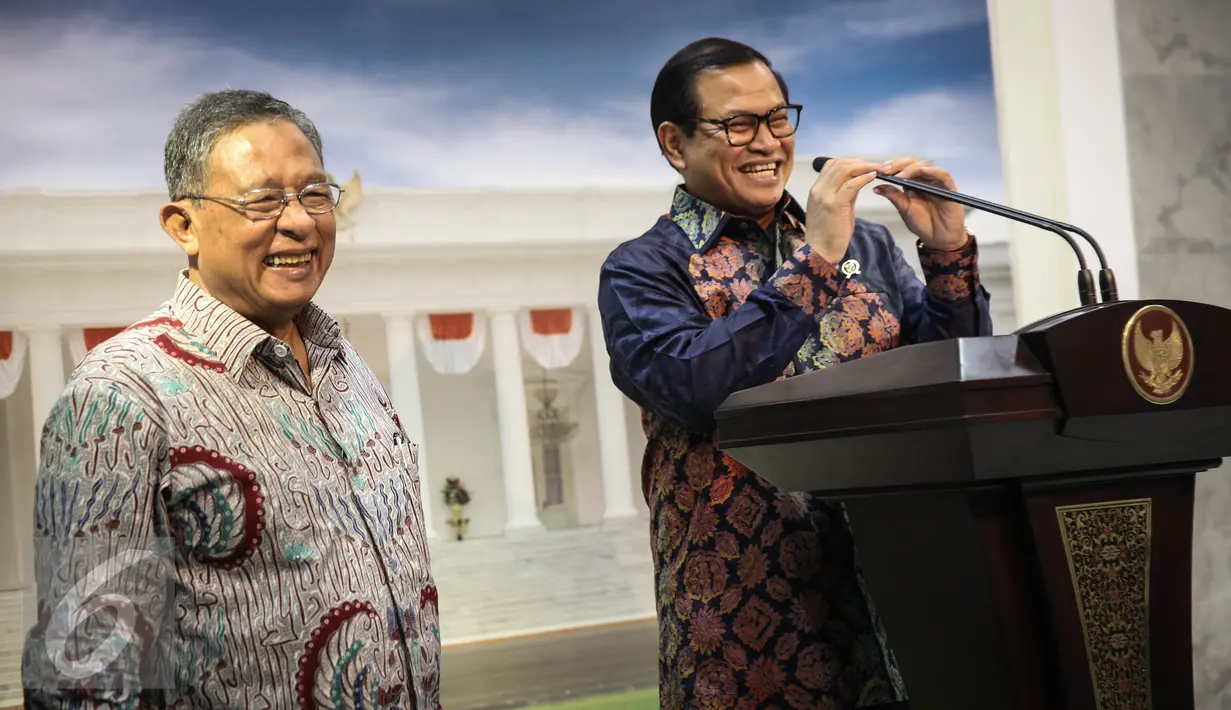 Menko Perekonomian Darmin Nasution  (kiri) dan Sekretaris Kabinet Pramono Anung mengumumkan paket kebijakan ekonomi jilid XI di Kantor Presiden, Jakarta, Selasa (29/3/2016). (Liputan6.com/Faizal Fanani)