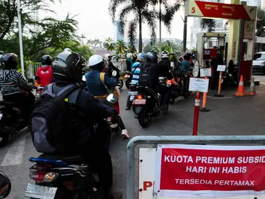 Sejumlah kedaraan bermotor roda dua mengantre di SPBU kawasan Radio Dalam, Jakarta, Senin (25/8/14). (Liputan6.com/Andrian M Tunay)