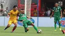 Pemain Sriwijaya FC berusaha mengambil bola dari pemain PSMS Medan saat pertandingan perebutan tempat ketiga Piala Presiden di Stadion Gelora Bung Karno, Jakarta, Sabtu (17/2). (Liputan6.com/Arya Manggala)