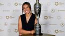 Berbeda dari penghargaan yang ditentukan media atau federasi, trofi PFA ini memiliki arti khusus karena dipilih oleh sesama pemain di WSL. Itu artinya, para rival sekaligus kolega di lapangan sepakat menyebut Mariona sebagai yang terbaik. (AFP/Darren Staples)