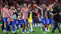 Penyerang Atletico Madrid asal Prancis, Antoine Griezmann (kedua kanan) bersama rekan-rekan setimnya merayakan kemenangan di akhir pertandingan leg kedua perempat final Liga Champions 2025/2026 melawan FC Barcelona di Stadion Metropolitano, Madrid pada Selasa 14 April 2026 waktu setempat atau Rabu (15/4/2026) dini hari WIB. tletico Madrid sukses melangkah ke semifinal Liga Champions 2025/2026. (Thomas COEX/AFP)