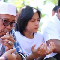 Pemain film Si Doel ziarah ke Makam Pak Tile (Adrian Putra/bintang.com)